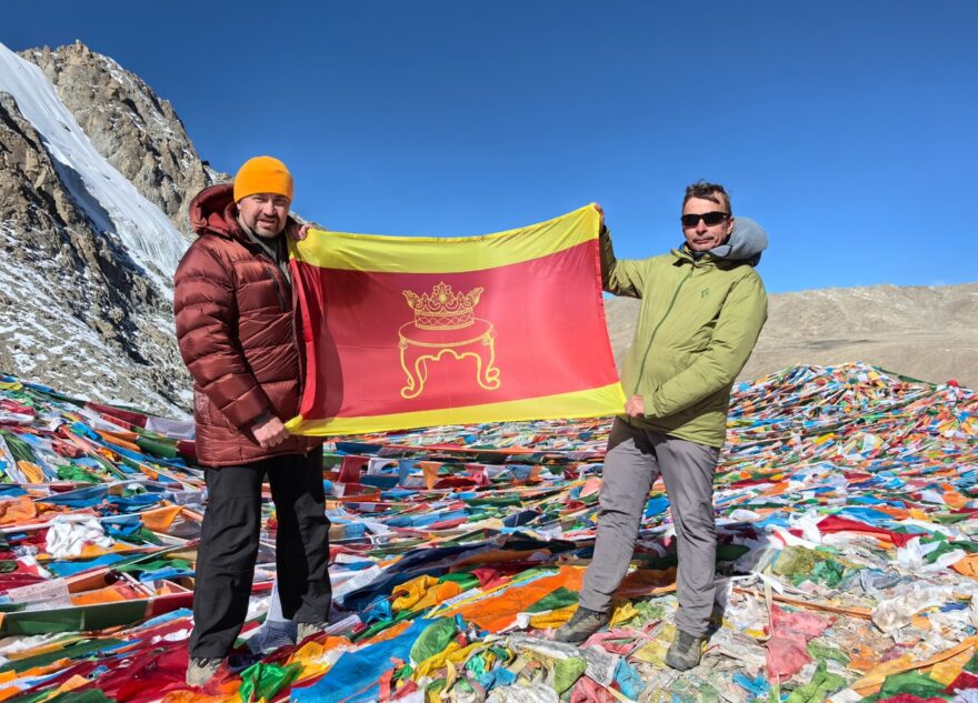 Врач из Тверской области развернул флаг Твери на горах Тибета