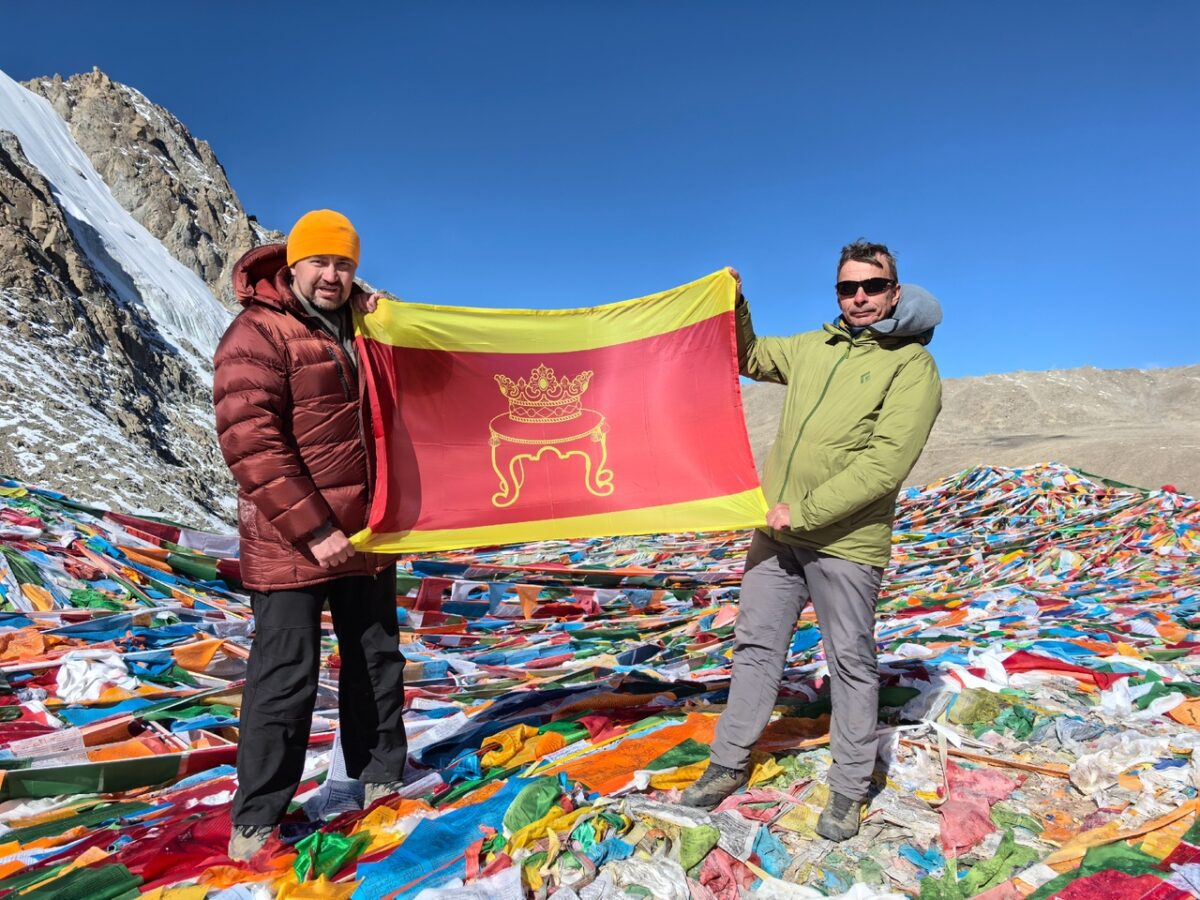 Врач из Тверской области развернул флаг Твери на горах Тибета