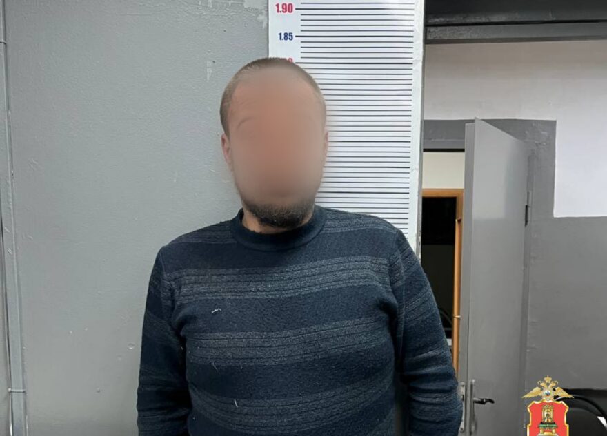 В Твери разыскали мужчину, который битой разбил стекло двери автобуса В Твери разыскали мужчину, который битой разбил стекло двери автобуса