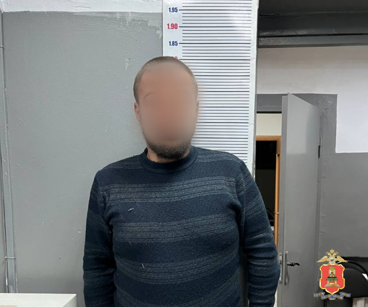 В Твери разыскали мужчину, который битой разбил стекло двери автобуса