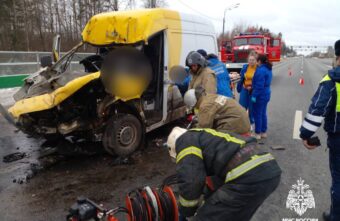 Тверские спасатели достали из автомобиля пострадавшего в ДТП на трассе М-11 Тверские спасатели достали из автомобиля пострадавшего в ДТП на трассе М-11