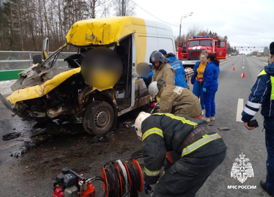 Тверские спасатели достали из автомобиля пострадавшего в ДТП на трассе М-11 Тверские спасатели достали из автомобиля пострадавшего в ДТП на трассе М-11