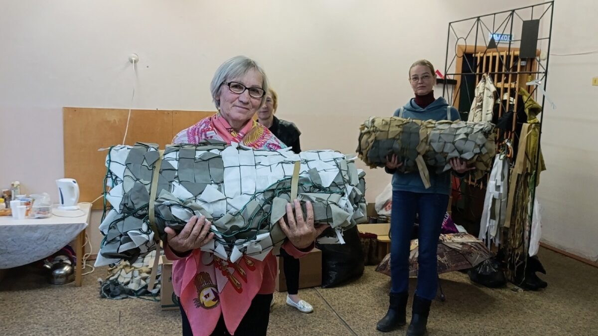 Жители Тверской области установили рекорд по плетению маскировочных сетей