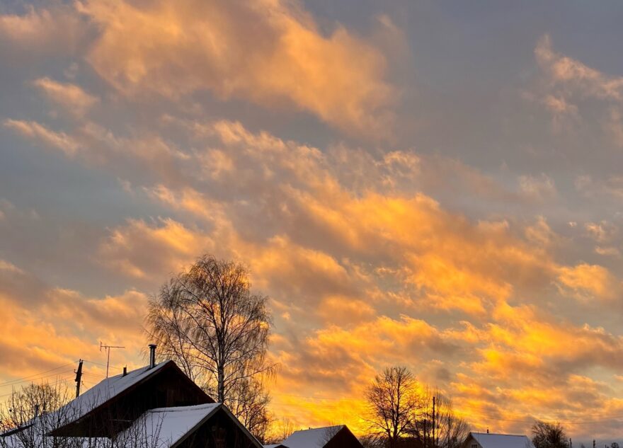 Жители Тверской области наблюдали красивый желтый восход