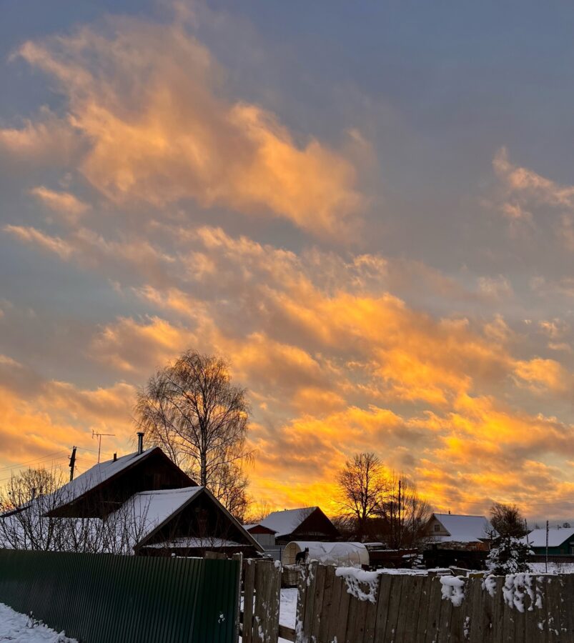 Жители Тверской области наблюдали красивый желтый восход