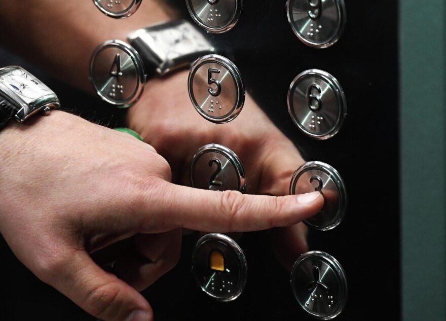 В домах россиян предложили менять лифты за счет госбюджета