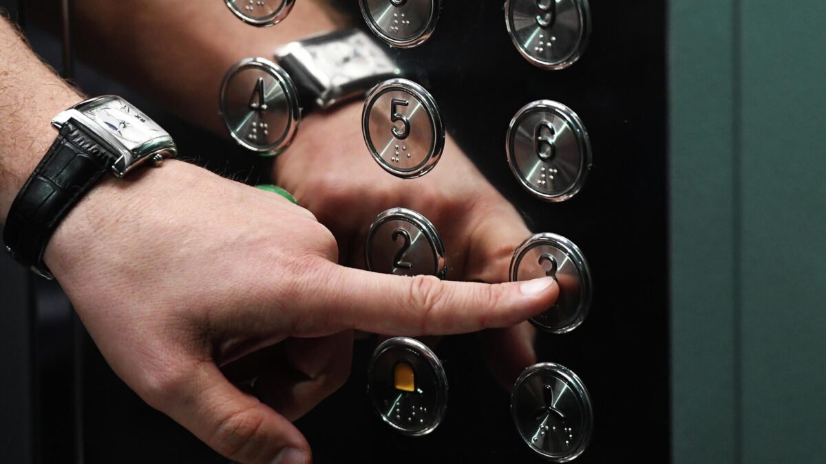 В домах россиян предложили менять лифты за счет госбюджета