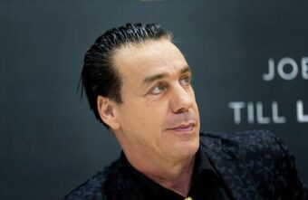 Солист группы Rammstein выплатит 67 млн рублей за отмену концерта в Твери Солист группы Rammstein выплатит 67 млн рублей за отмену концерта в Твери