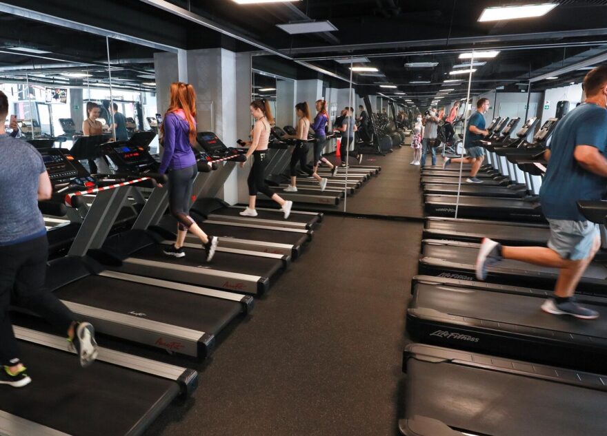 Эксперт рассказала, как не заразиться инфекциями в спортзале