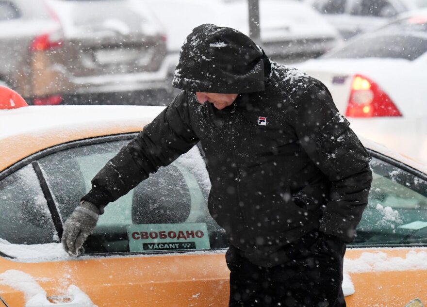 Пассажиров такси предложили снимать на видео