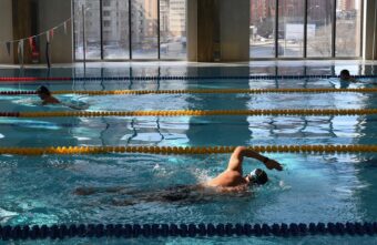 Врач рассказала о шансах заболеть менингитом в бассейне