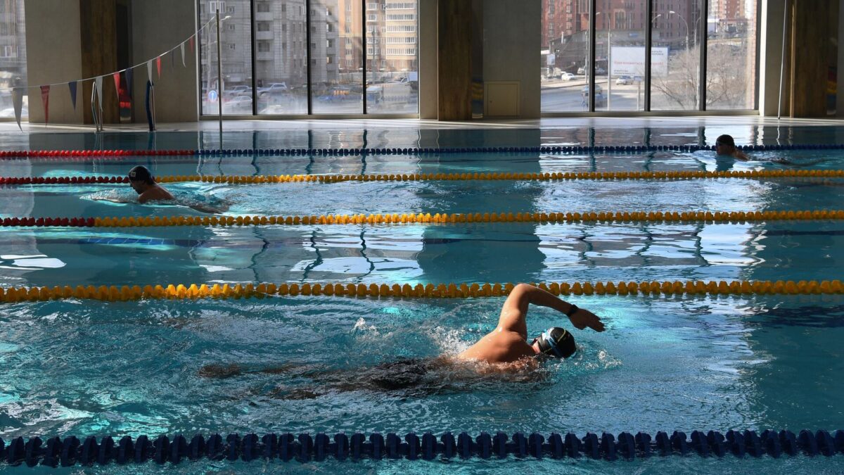 Врач рассказала о шансах заболеть менингитом в бассейне