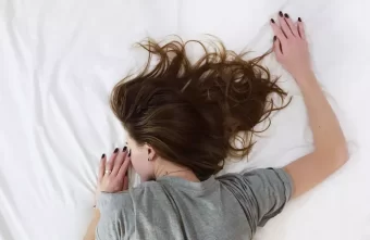 Врач назвал позы для сна, указывающие на проблемы с сердцем