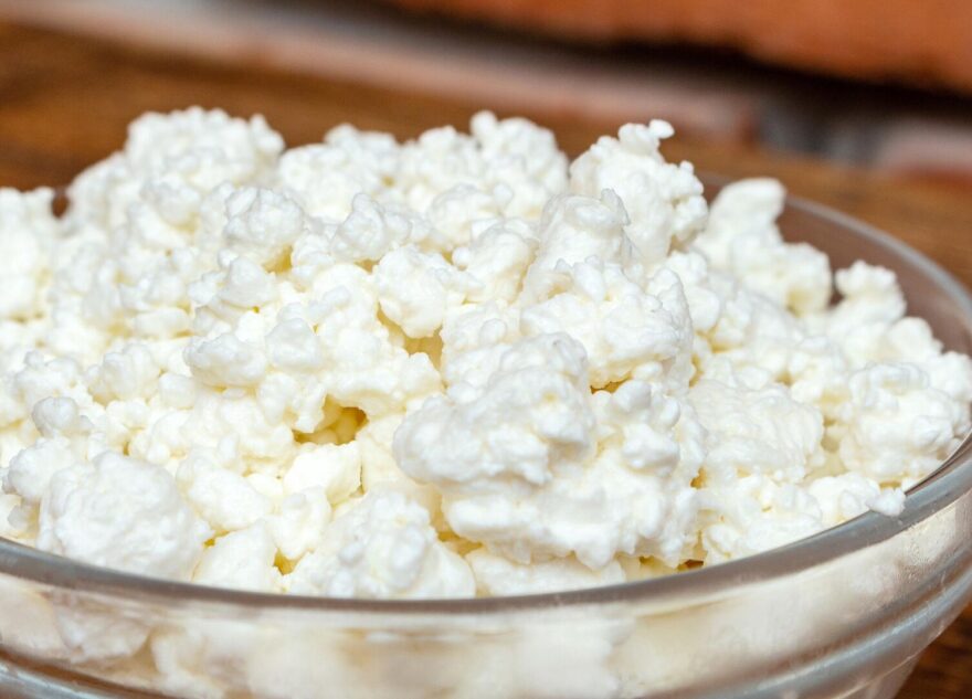 Врач рассказала, кому противопоказано употреблять творог