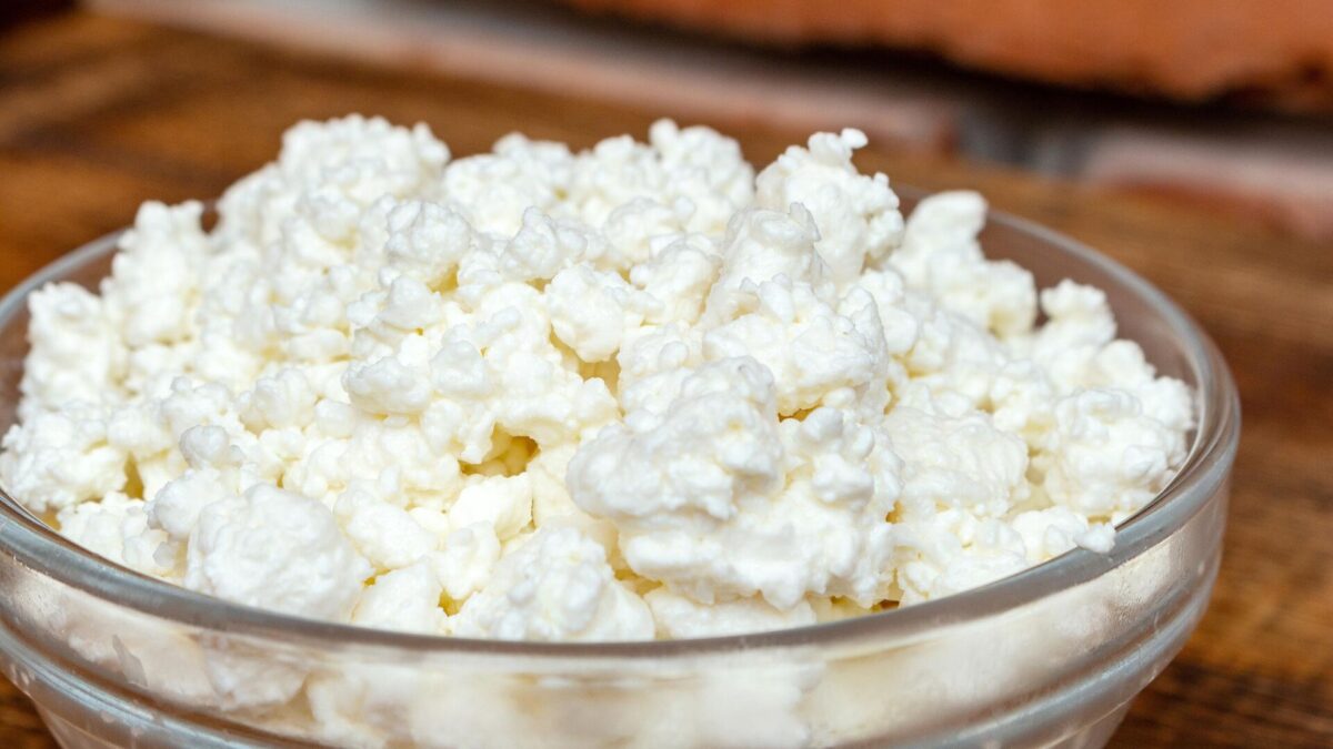 Врач рассказала, кому противопоказано употреблять творог