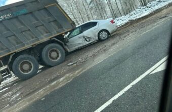 В Тверской области на трассе М-9 автомобиль после аварии въехал под самосвал В Тверской области на трассе М-9 автомобиль после аварии въехал под самосвал