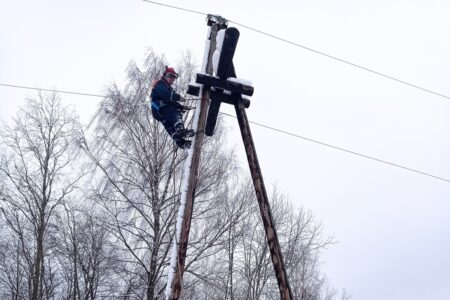 В Ржеве энергетики делают все возможное, чтобы устранить аварии на электросетях В Ржеве энергетики делают все возможное, чтобы устранить аварии на электросетях