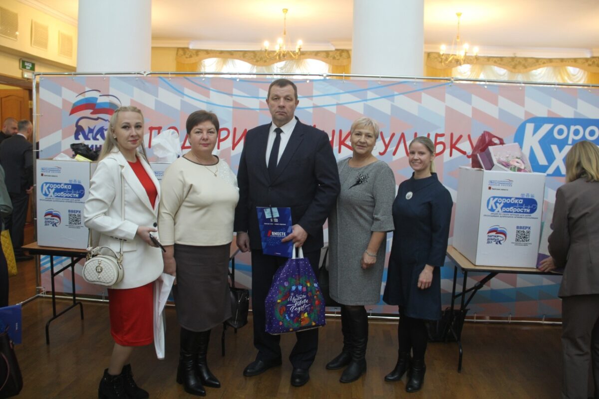 Представители «Единой России» провели акцию «Коробка храбрости» и собрали письма для солдат