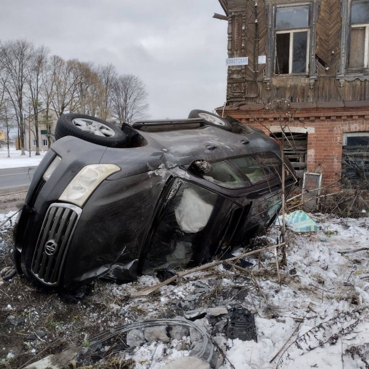 На трассе в Тверской области перевернулся автомобиль «Тойота Ленд Крузер 200»