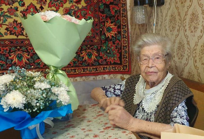 Игорь Руденя поздравил со 106-летием ветерана Великой Отечественной войны Зинаиду Александровну Косихину