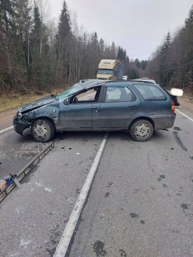С трассы в Тверской области слетел автомобиль и перевернулся