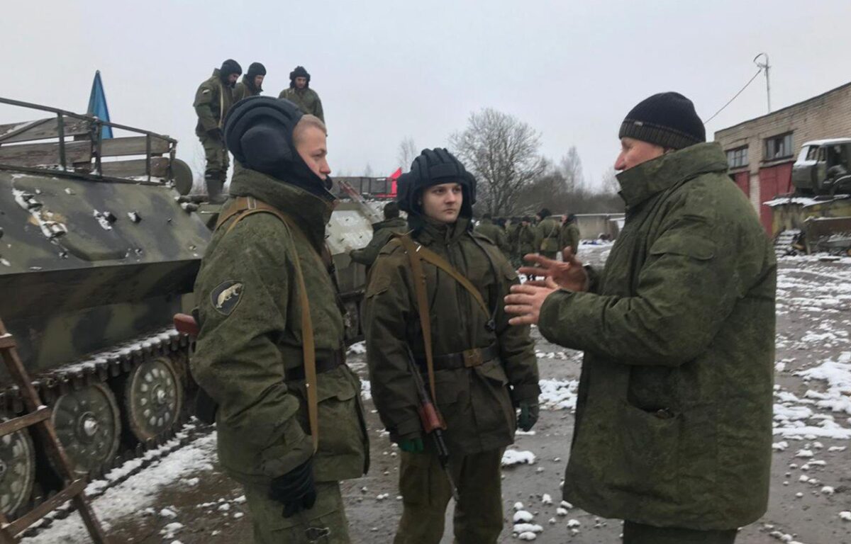 Курсанты школы ДОСААФ в Тверской области провели 25-километровый марш-бросок