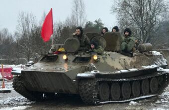 Курсанты школы ДОСААФ в Тверской области провели 25-километровый марш-бросок