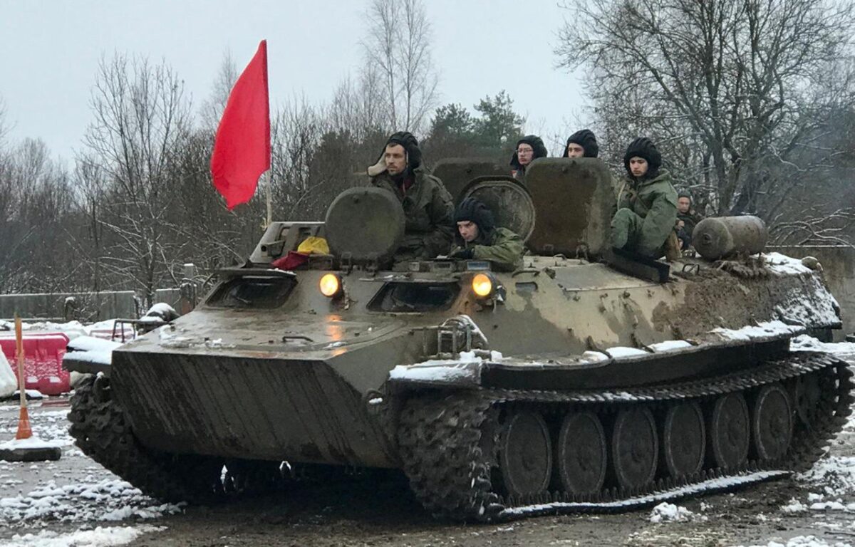 Курсанты школы ДОСААФ в Тверской области провели 25-километровый марш-бросок