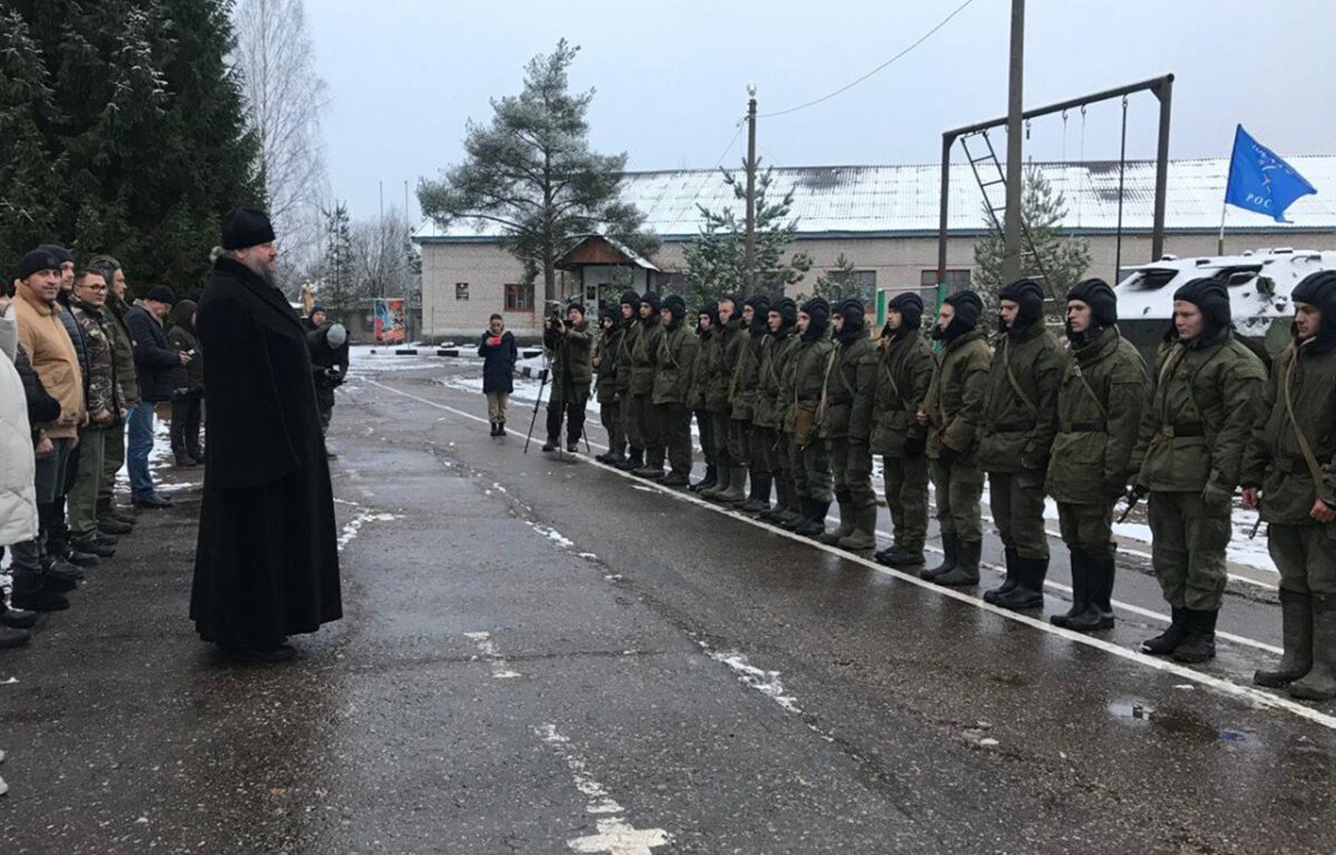 Курсанты школы ДОСААФ в Тверской области провели 25-километровый марш-бросок