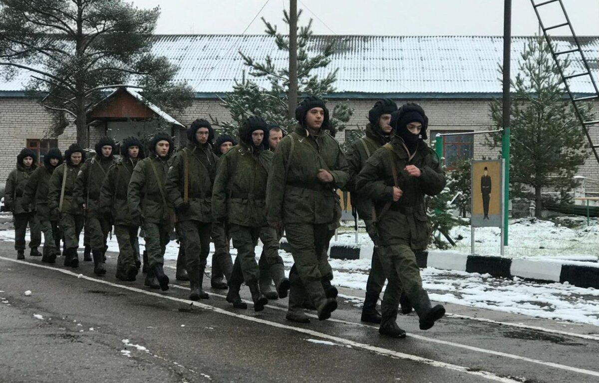 Курсанты школы ДОСААФ в Тверской области провели 25-километровый марш-бросок