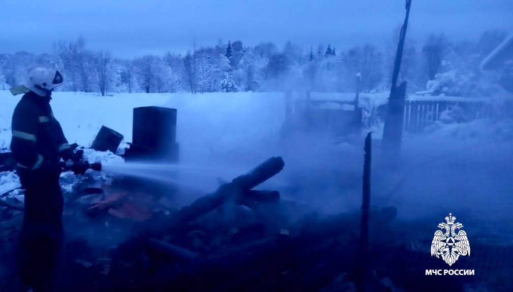 В Тверской области полностью сгорело заброшенное здание