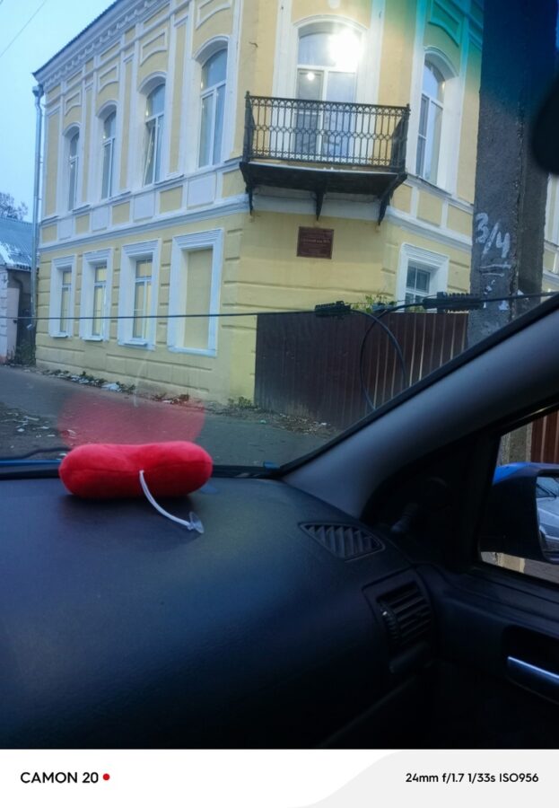 В Тверской области дети качаются на висящем электропроводе В Тверской области дети качаются на висящем электропроводе