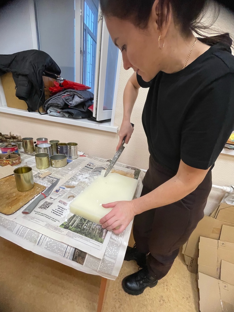 Жители Тверской области варят окопные свечи для бойцов СВО  