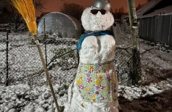 Жители Тверской области вовсю лепят первых снеговиков