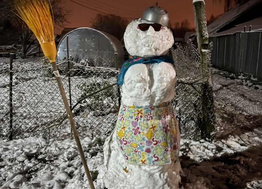 Жители Тверской области вовсю лепят первых снеговиков