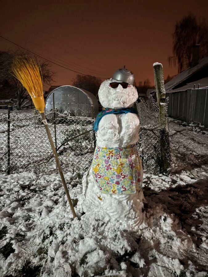 Жители Тверской области вовсю лепят первых снеговиков
