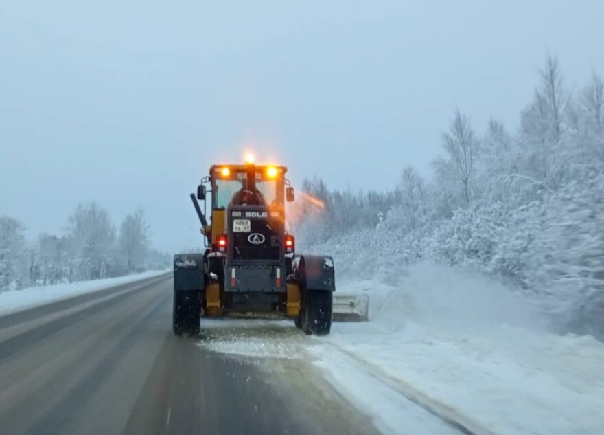 208 единиц техники вышли на расчистку дорог Тверской области