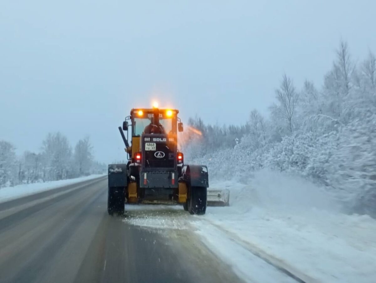 208 единиц техники вышли на расчистку дорог Тверской области