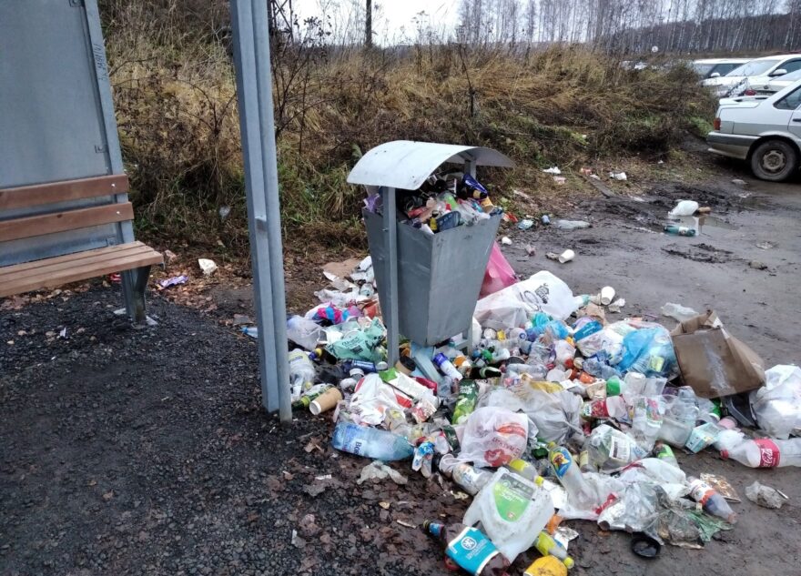 У парома в Тверской области вновь образовалась огромная свалка