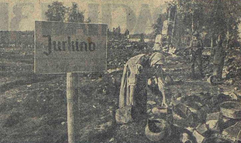 В соцсетях опубликовали редкую фотографию сожженной немцами деревни в Тверской области