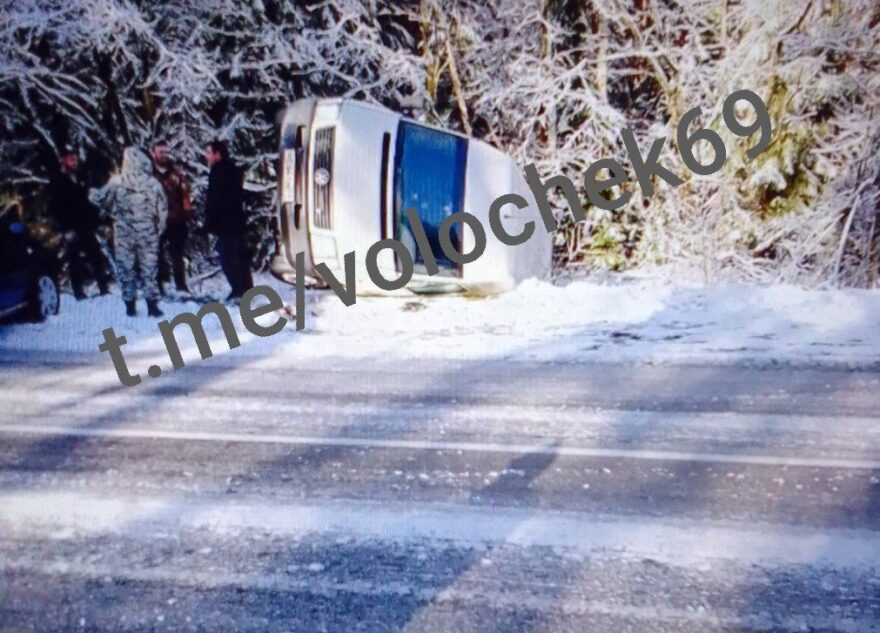 В Тверской области автомобиль вылетел в кювет и перевернулся