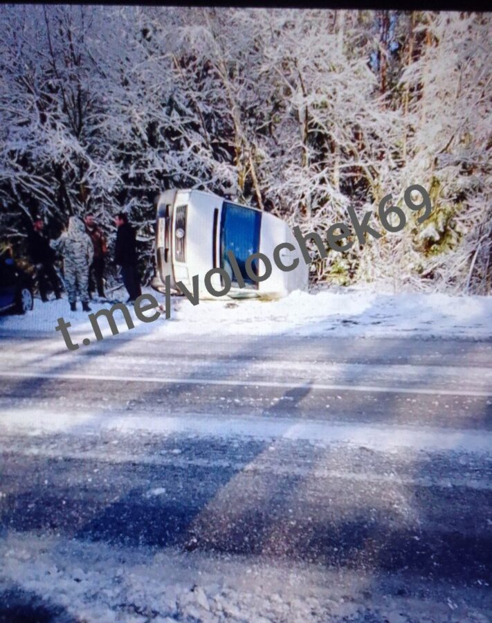 В Тверской области автомобиль вылетел в кювет и перевернулся