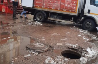 Жители Тверской области не могут закрыть люк крышкой Жители Тверской области не могут закрыть люк крышкой