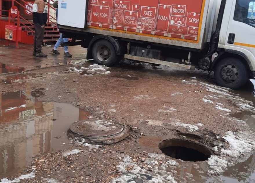 Жители Тверской области не могут закрыть люк крышкой