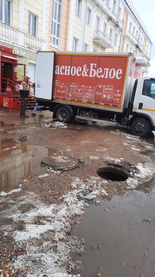 Жители Тверской области не могут закрыть люк крышкой