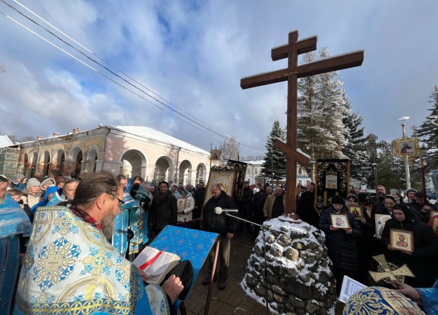 Вышний Волочек отметил свой главный праздник общегородским крестным ходом Вышний Волочек отметил свой главный праздник общегородским крестным ходом