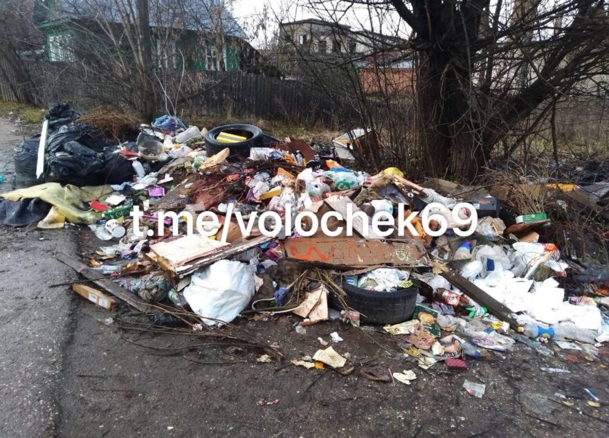 Один из городов в Тверской области завален мусором