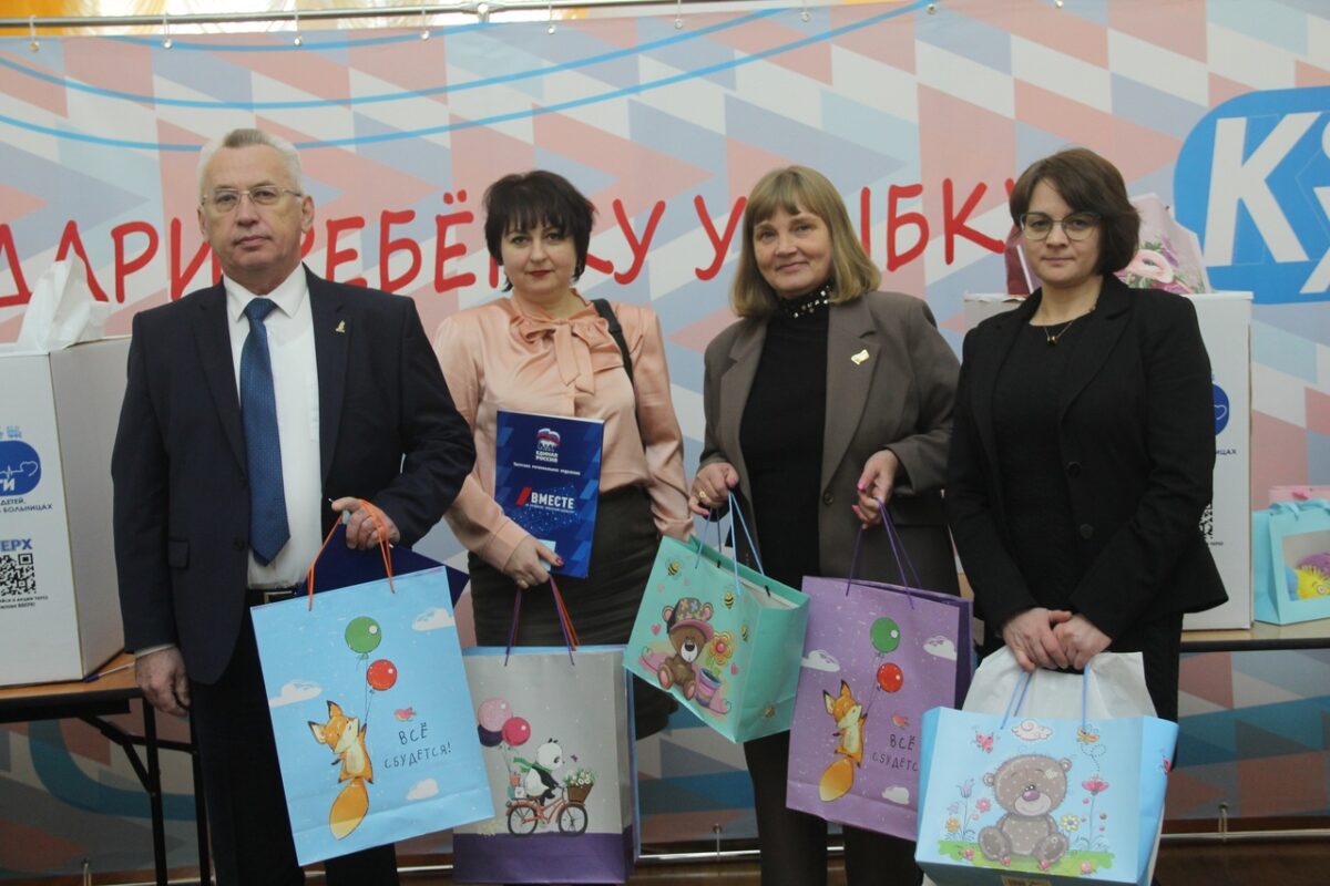 Представители «Единой России» провели акцию «Коробка храбрости» и собрали письма для солдат