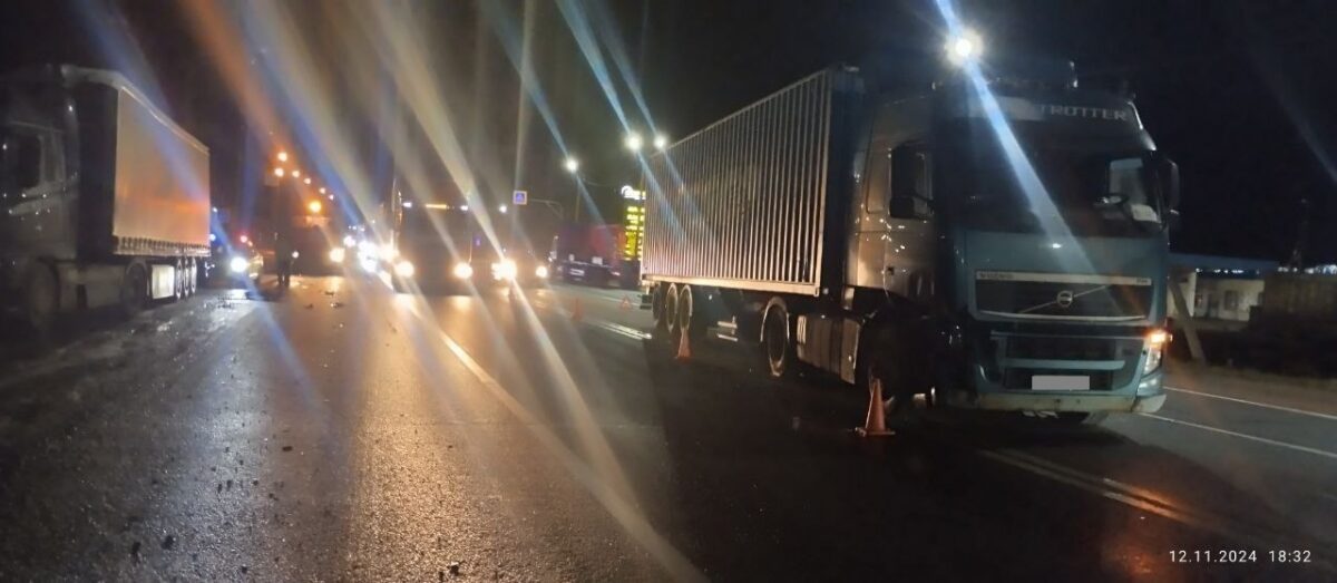 Легковушка, фура, столб: два человека пострадали в ДТП в Тверской области