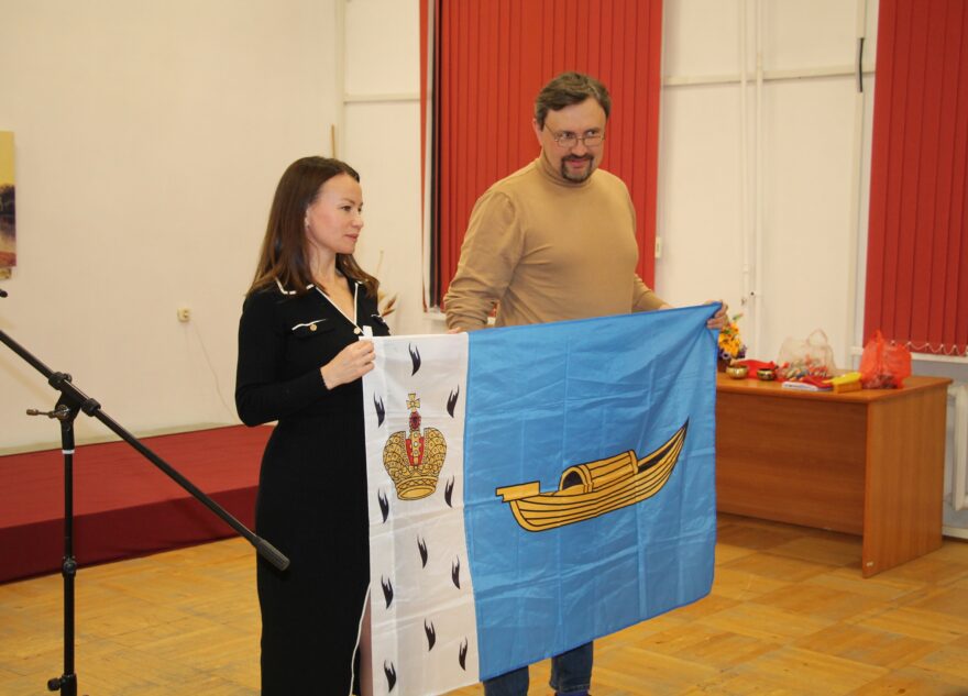 Житель Тверской области не расставался с флагом родины в горах Тибета